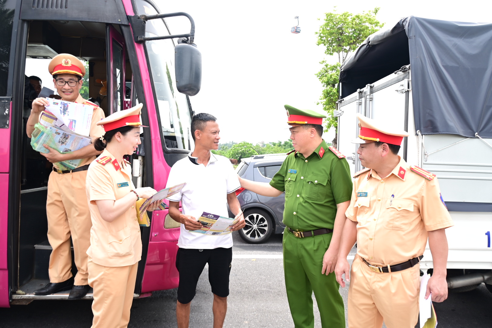 Kiểm tra công tác tuyên truyền và tuần tra kiểm soát xử lý vi phạm TTATGT trên các tuyến đường trên đảo Cát Bà